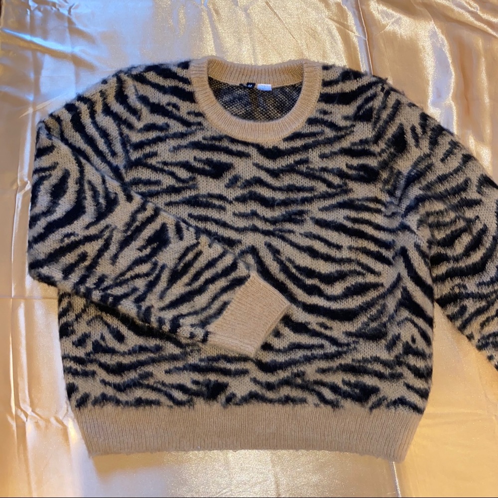 ZEBRA PRINT SWEATER